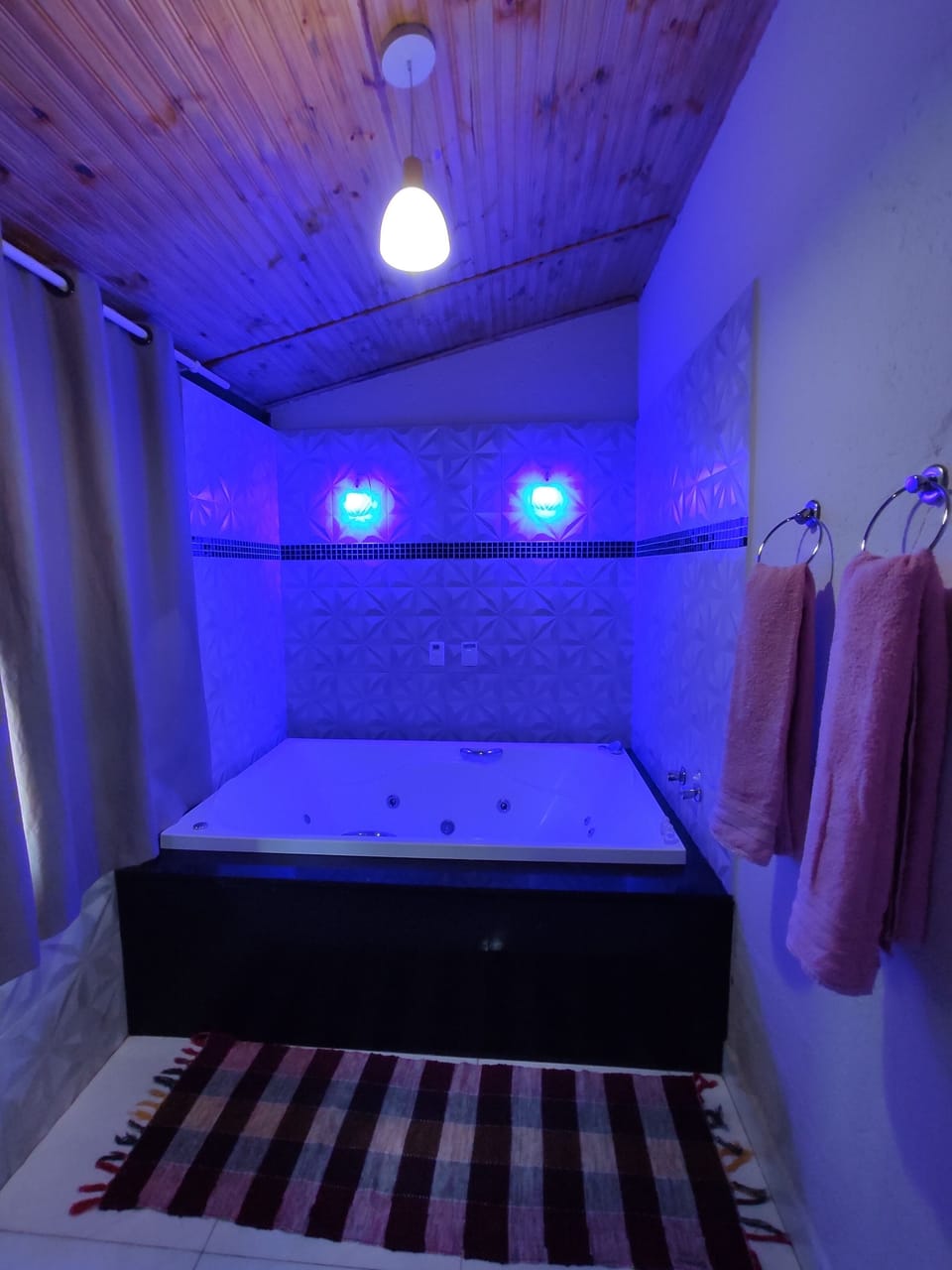 Superior Double Room, 1 Queen Bed, Jetted Tub | Free WiFi, bed sheets