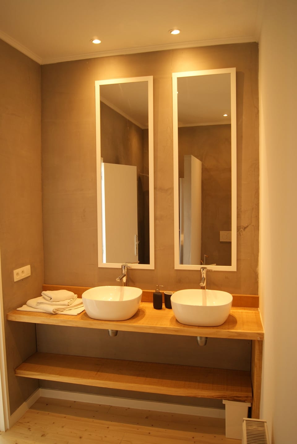 Superior Double Room (Chambre de la Cour) | Bathroom | Shower, free toiletries, towels
