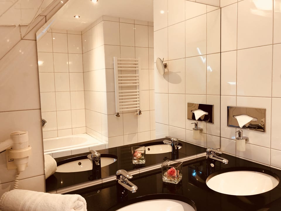Junior Suite | Bathroom | Free toiletries, hair dryer, slippers, towels