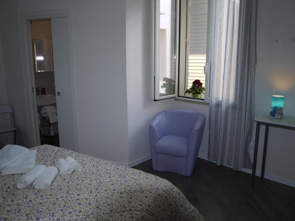 Minibar, desk, blackout drapes, soundproofing