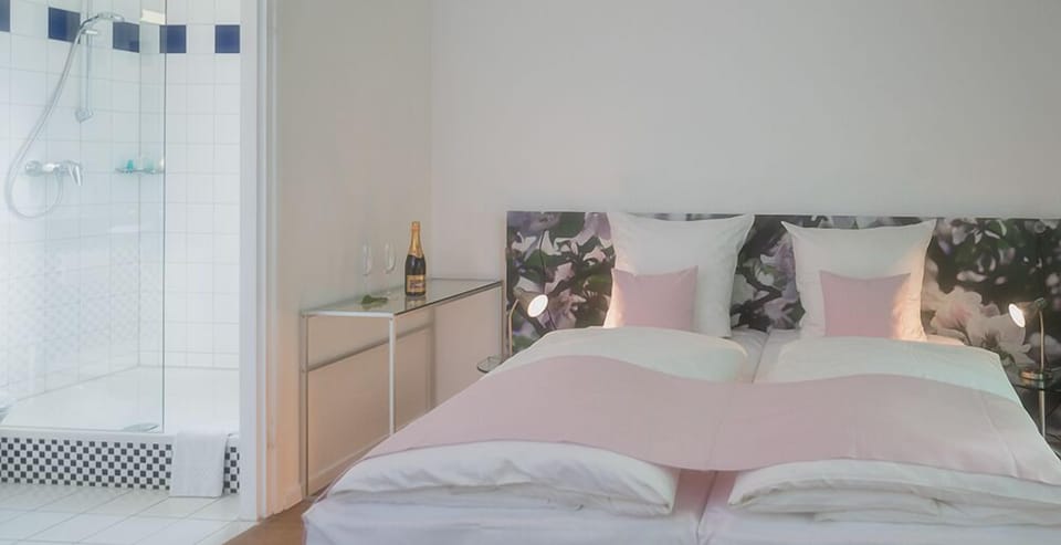 In-room safe, cribs/infant beds, rollaway beds, bed sheets