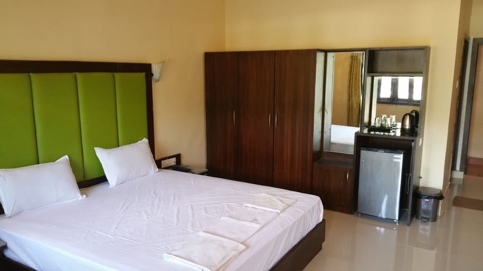 Deluxe Room | In-room safe, desk, bed sheets