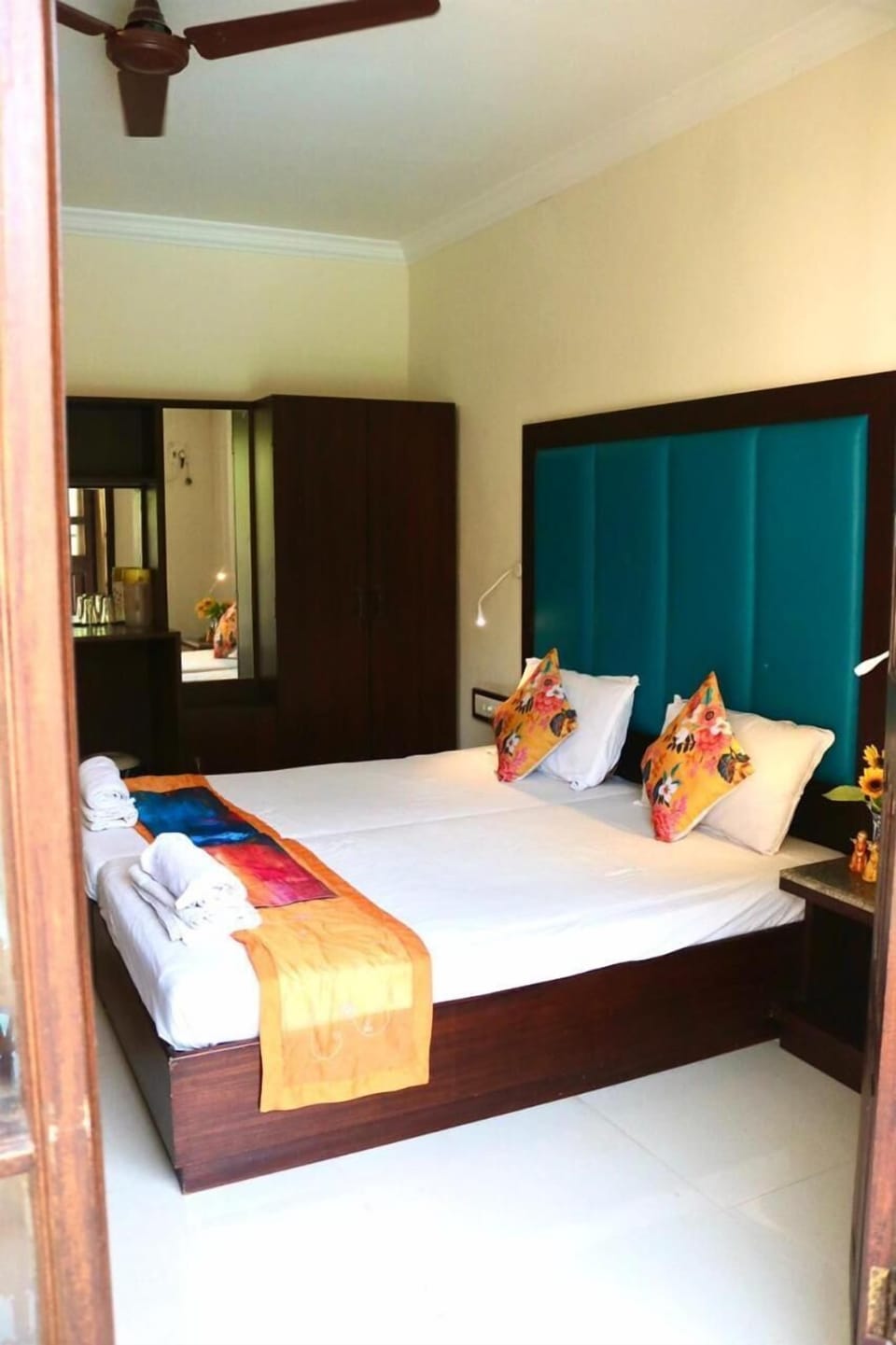 In-room safe, desk, bed sheets