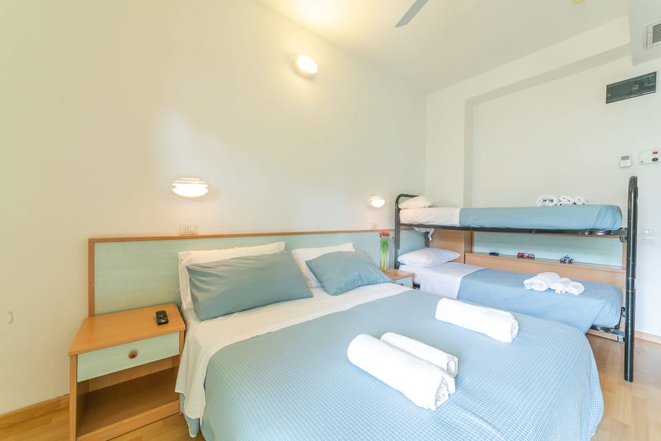 Quadruple Room | In-room safe, desk, free WiFi, bed sheets