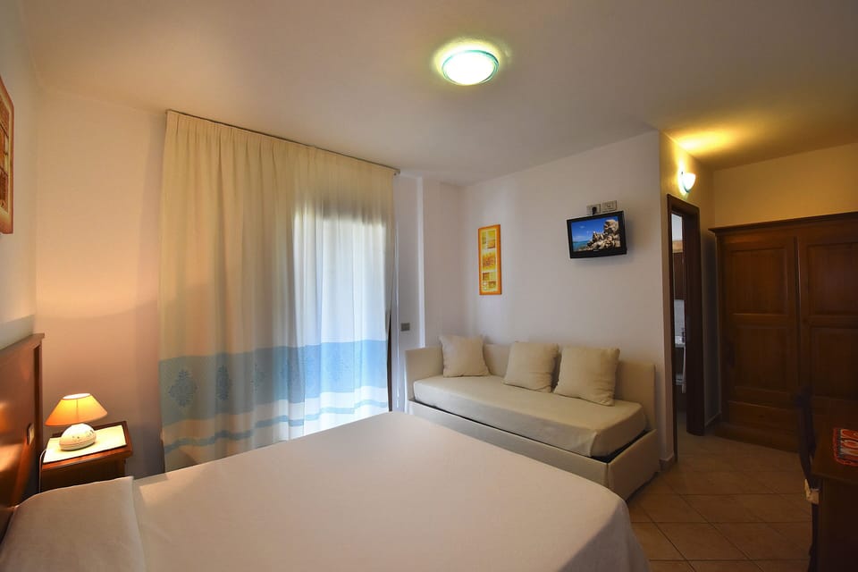 Classic Double Room, Tower | Individually decorated, desk, laptop workspace, free WiFi