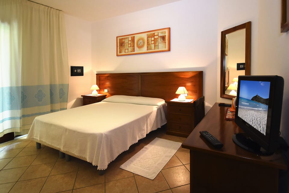 Economy Double Room, Ground Floor | Individually decorated, desk, laptop workspace, free WiFi