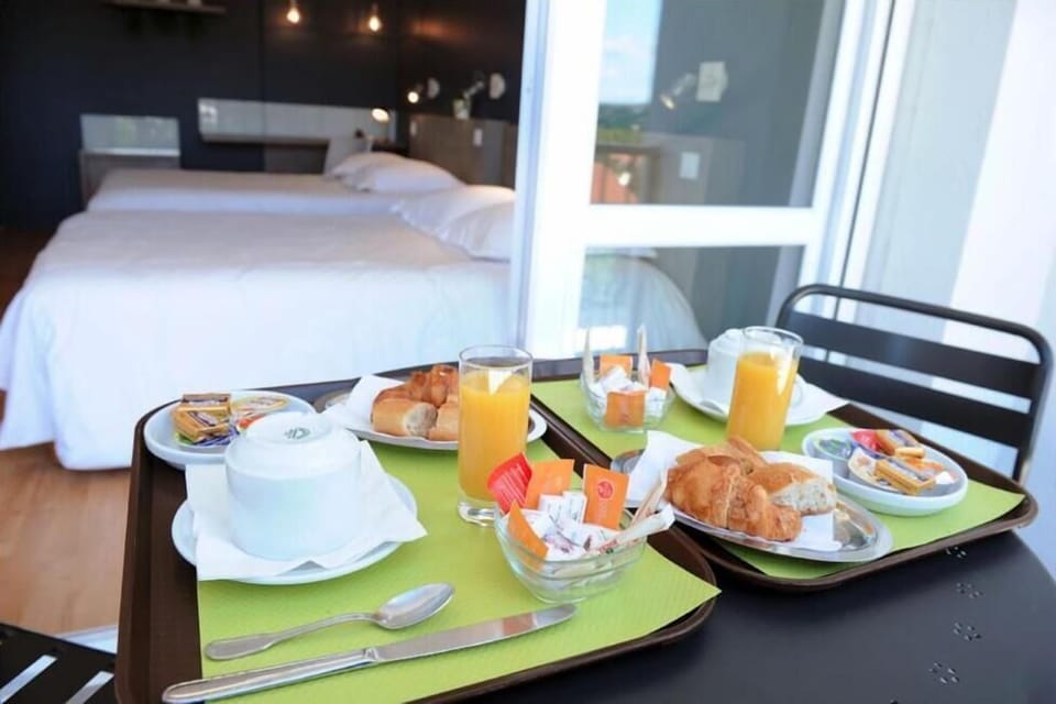 Desk, laptop workspace, travel crib, free WiFi