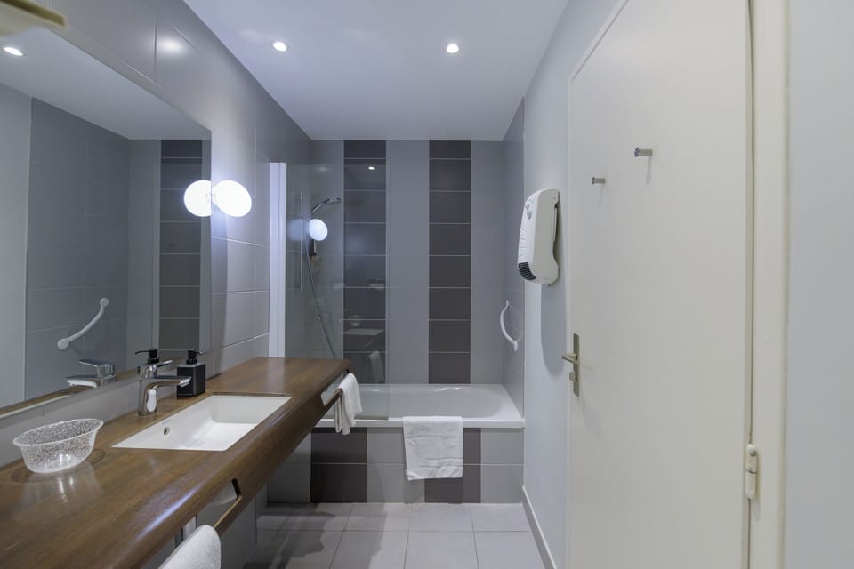 Deluxe Double Room, Balcony | Bathroom | Bathtub, hair dryer, towels, soap