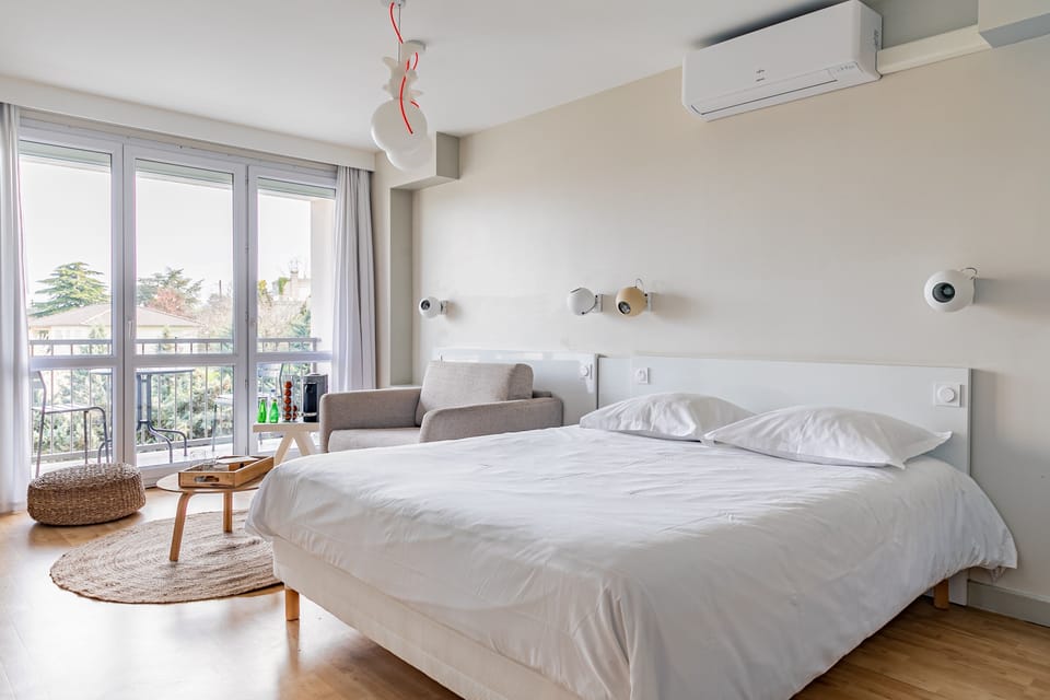 Desk, laptop workspace, travel crib, free WiFi