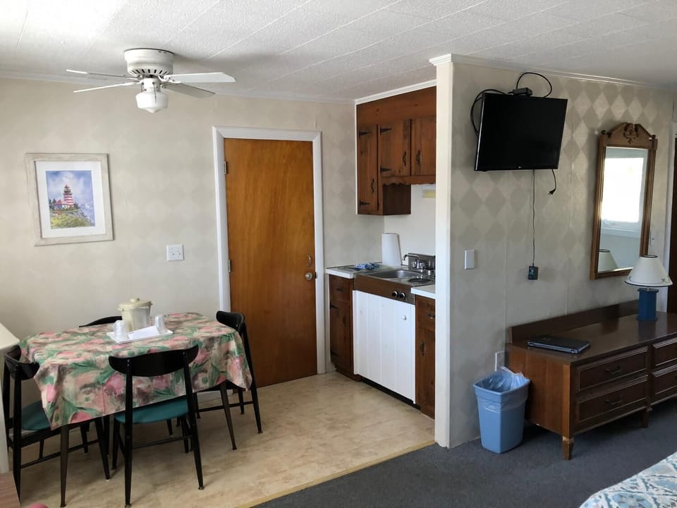 Traditional Room | Private kitchen | Fridge, microwave