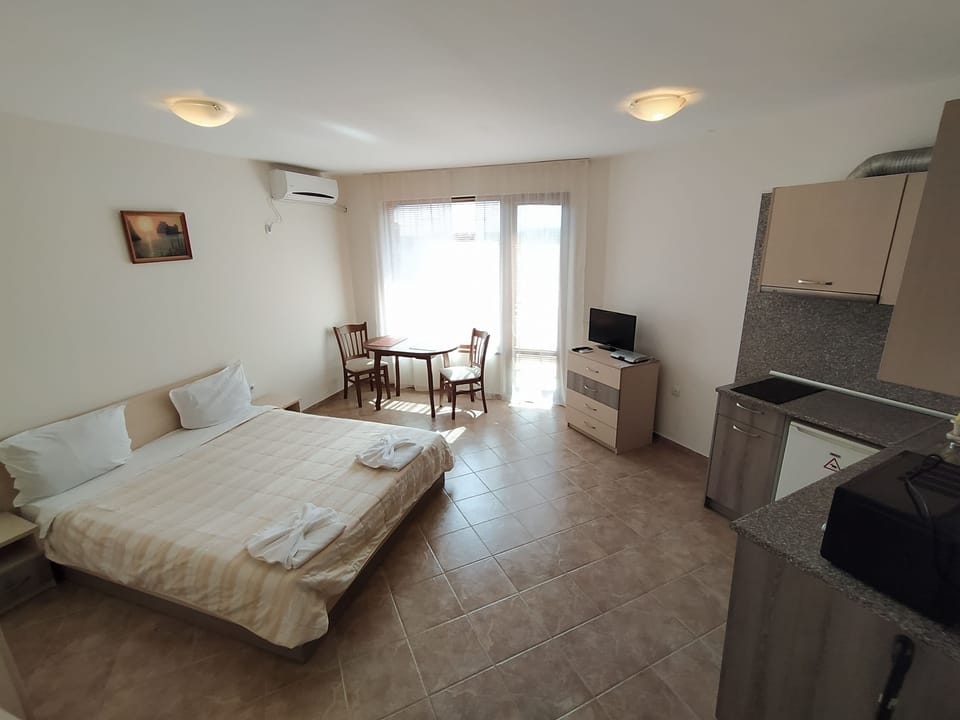 Basic Studio | Iron/ironing board, cribs/infant beds, free WiFi, bed sheets