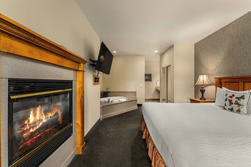 Deluxe Suite, 1 Bedroom, Jetted Tub | Premium bedding, soundproofing, iron/ironing board, free WiFi