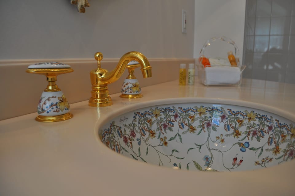 Bathroom sink