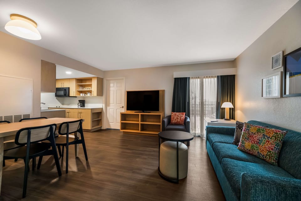 1 bedroom, Egyptian cotton sheets, premium bedding, pillowtop beds