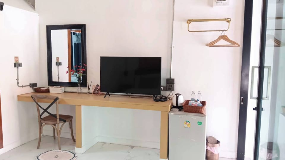 Standard Double Room | Minibar, laptop workspace, blackout drapes, soundproofing