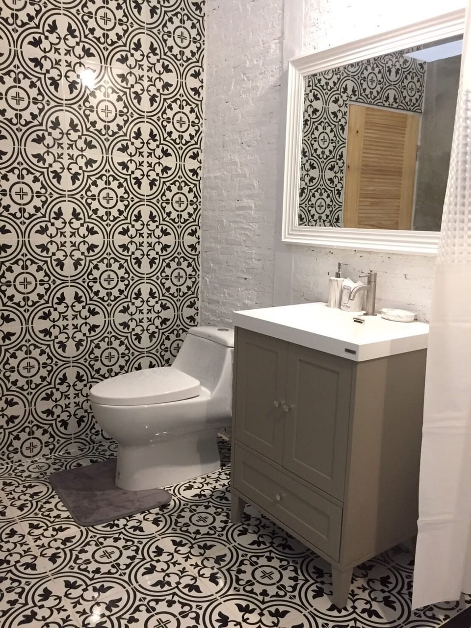 Family Room, Multiple Beds | Bathroom | Shower, rainfall showerhead, free toiletries, bidet