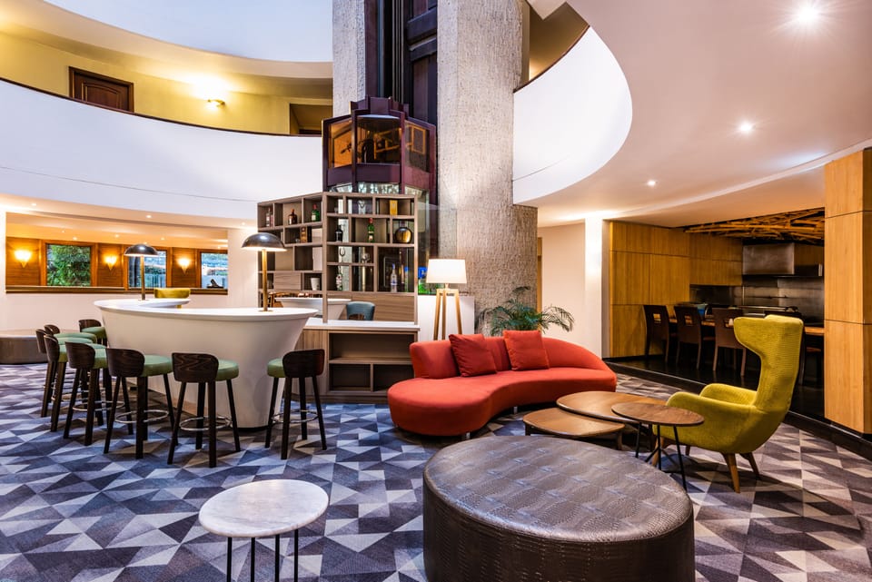 2 bars/lounges, gastropub