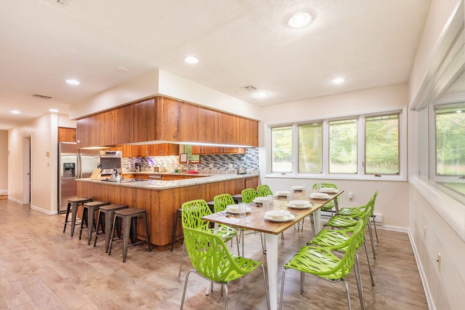 Eat in kitchen seats 8 people; plus stools. Cable tv in kitchen. 