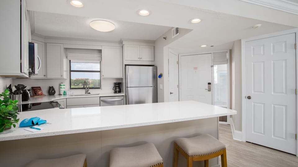 Kitchen and Breakfast Bar