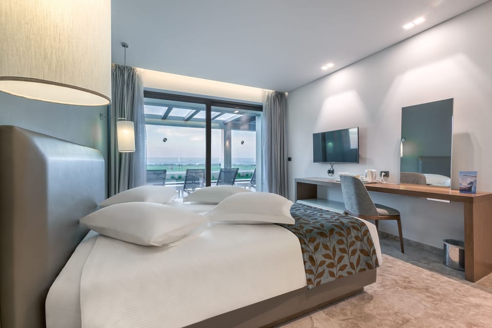 Presidential Maisonette Sea Front with Private Pool | Minibar, in-room safe, desk, blackout drapes