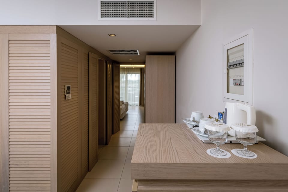 One Bedroom Family Room | Minibar, in-room safe, desk, blackout drapes
