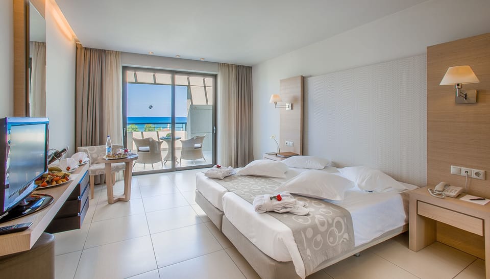 Double Room with Sea View | Minibar, in-room safe, desk, blackout drapes