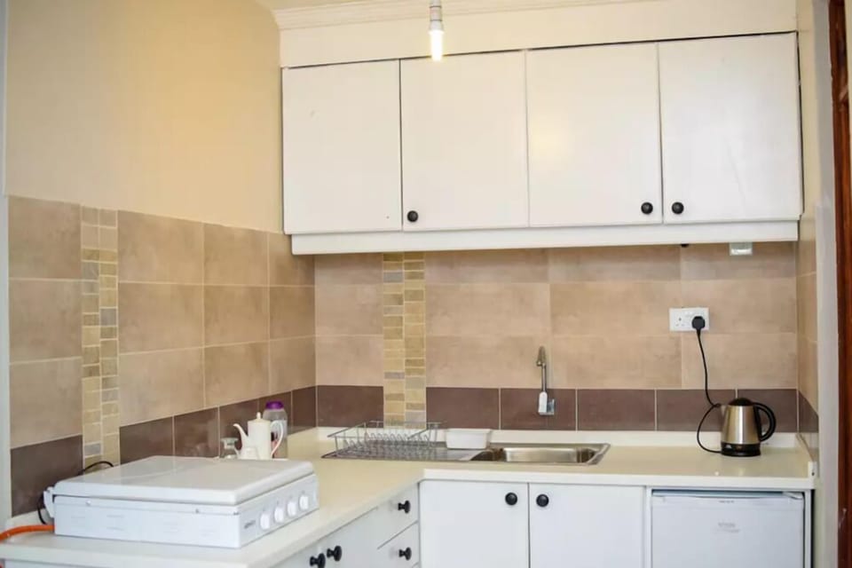 Studio | Private kitchen | Fridge, stovetop, electric kettle, cookware/dishes/utensils
