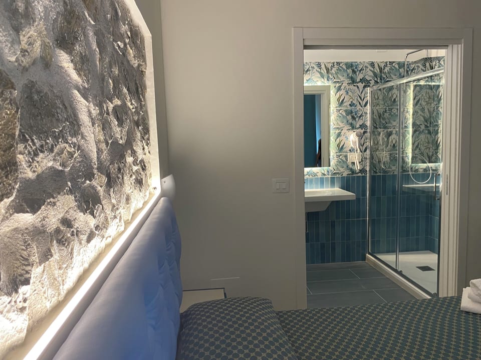 Minibar, free WiFi, bed sheets