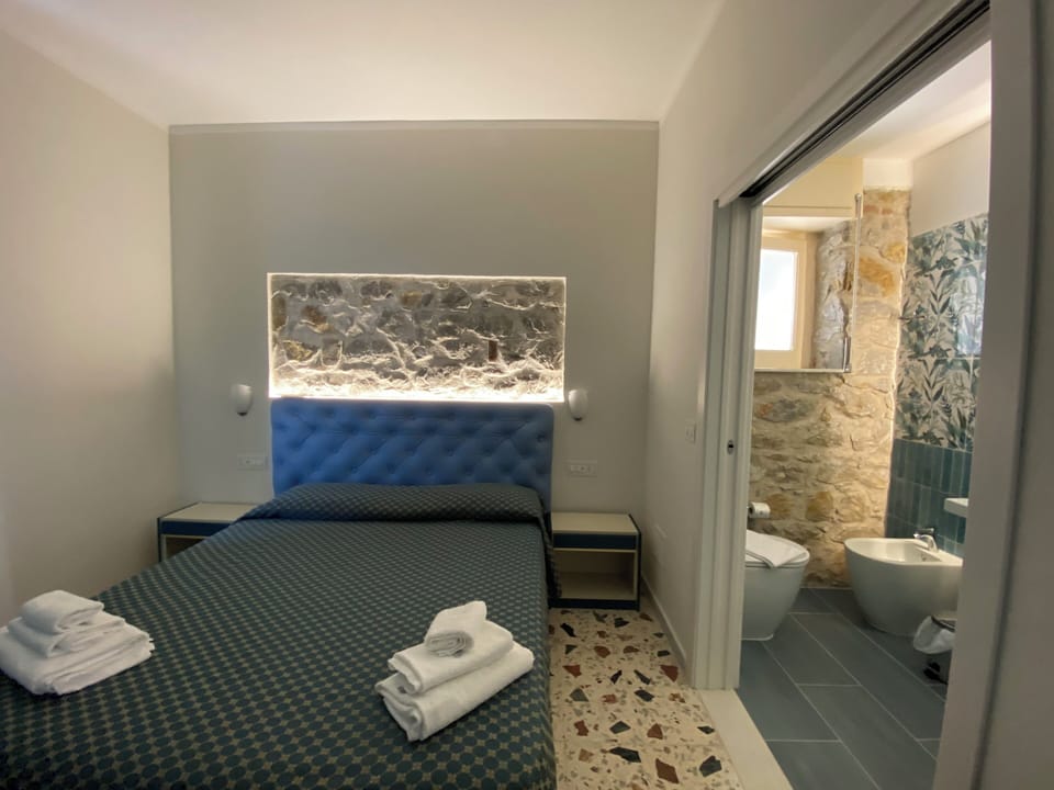 Superior Double Room, Sea View | In-room dining