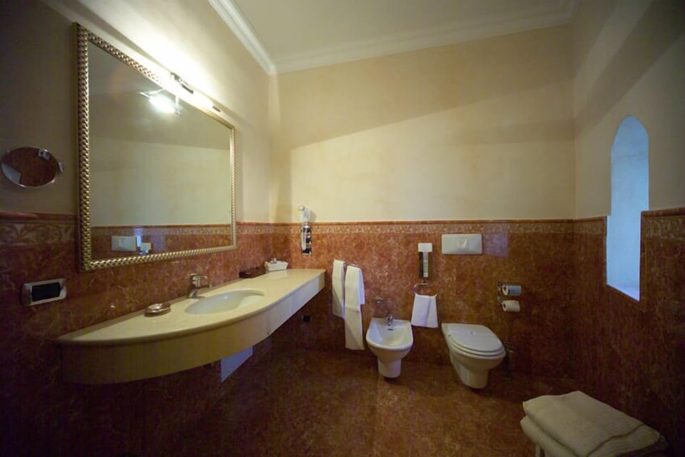 Luxury Suite | Minibar, in-room safe, desk, blackout drapes