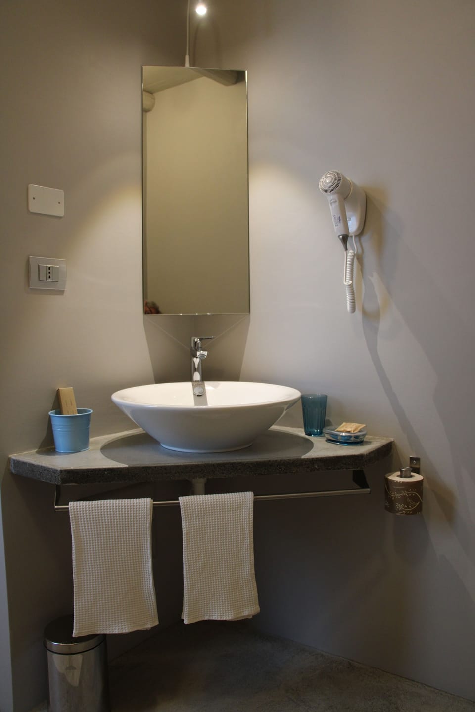 Double Room | Bathroom | Shower, hair dryer, slippers, bidet