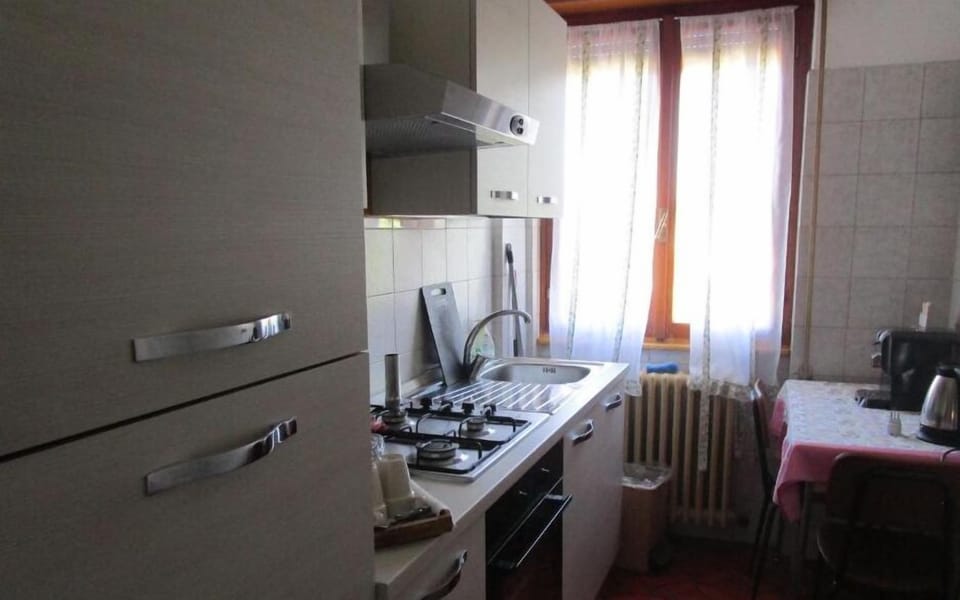 Fridge, oven, stovetop, coffee/tea maker