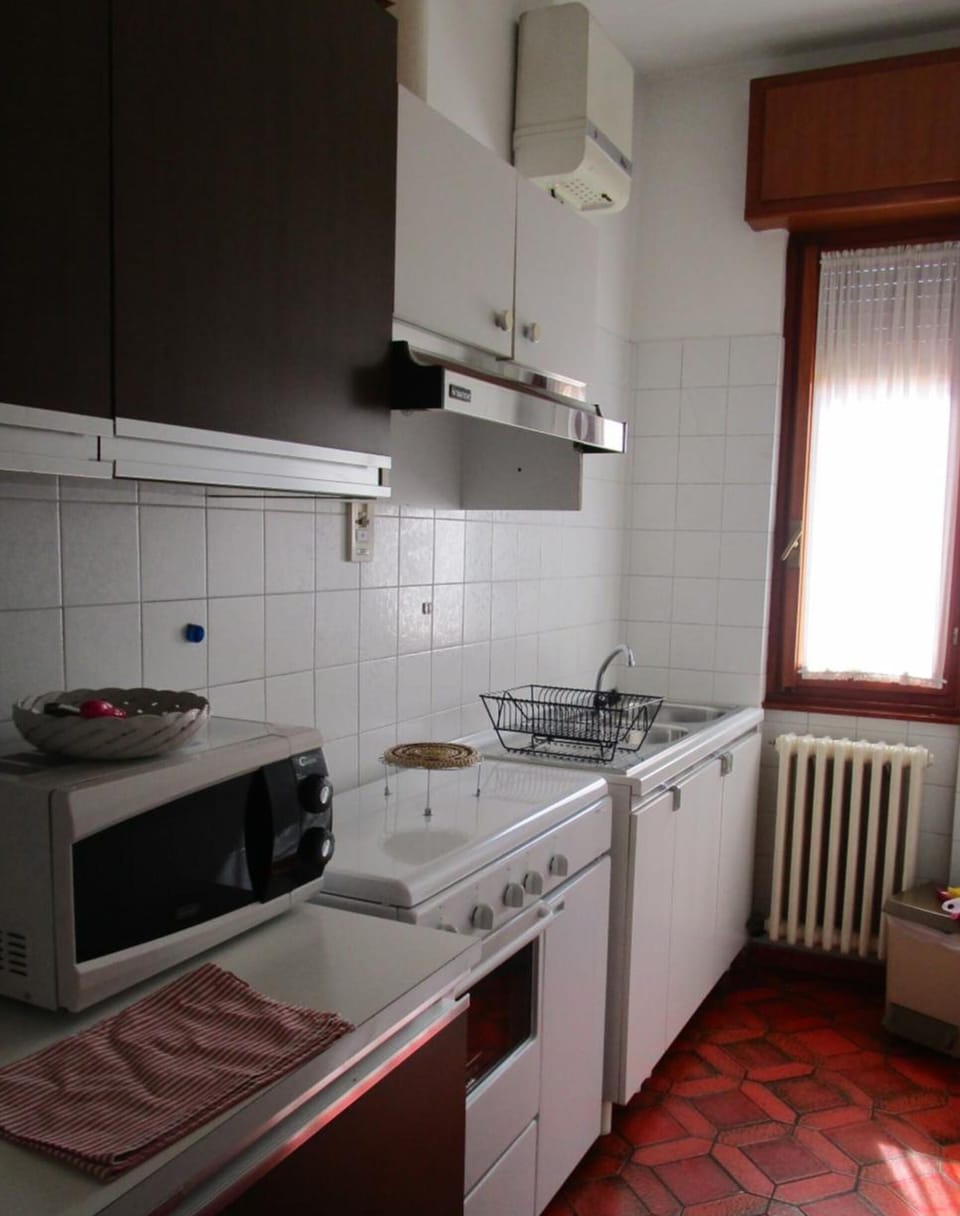Fridge, oven, stovetop, coffee/tea maker