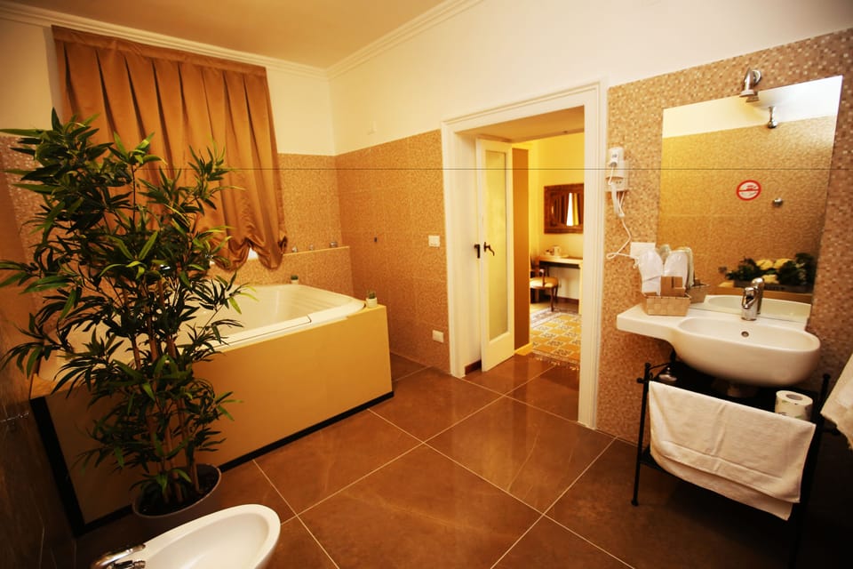 Romantic Suite | Bathroom | Combined shower/tub, jetted tub, free toiletries, hair dryer