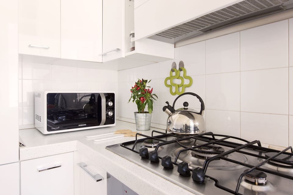 Apartment, 3 Bedrooms | Private kitchen | Full-size fridge, microwave, oven, stovetop