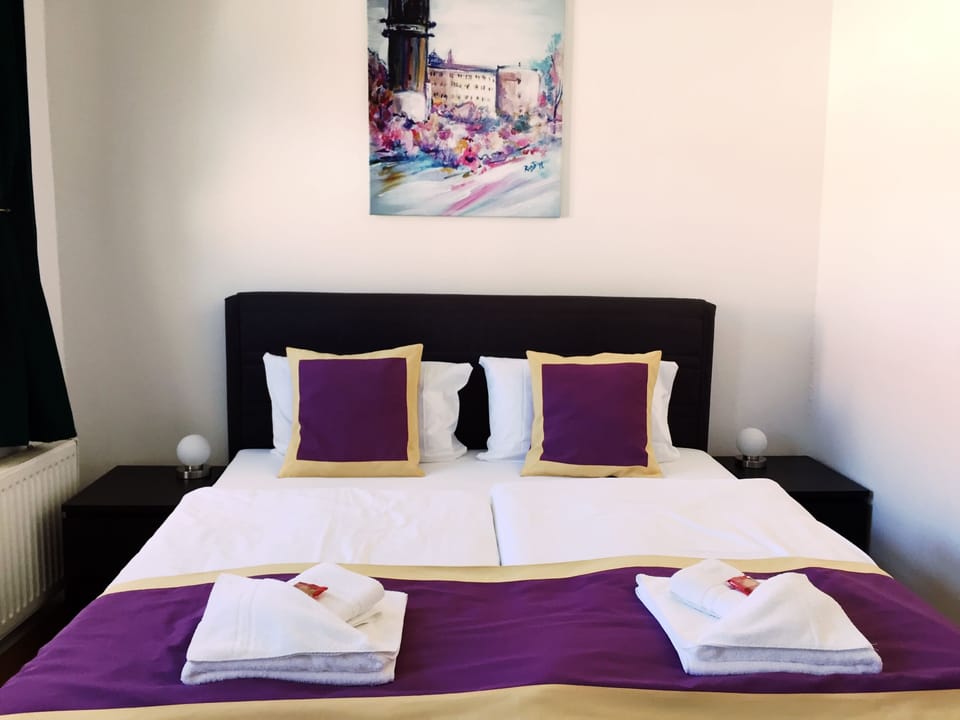 Double Room, 1 King Bed, Non Smoking, Ensuite | Soundproofing, cribs/infant beds, rollaway beds, free WiFi