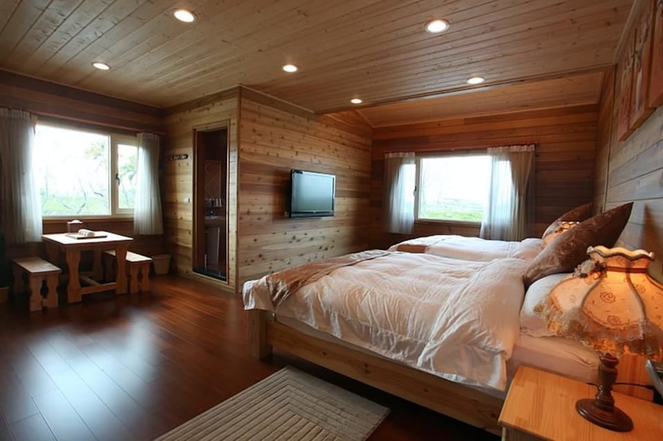 Log Cabin Quadruple Room (203) | Desk, soundproofing, rollaway beds, free WiFi
