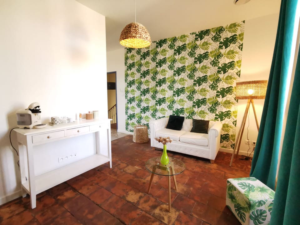 Suite (Felicie) | Individually decorated, individually furnished, desk, laptop workspace