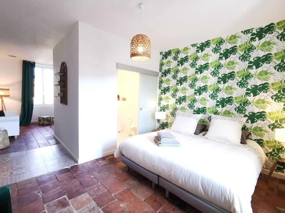 Suite (Felicie) | Individually decorated, individually furnished, desk, laptop workspace