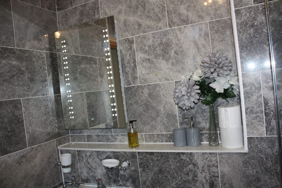 King Size Room with Balcony On First Floor | Bathroom | Shower, free toiletries, hair dryer, towels