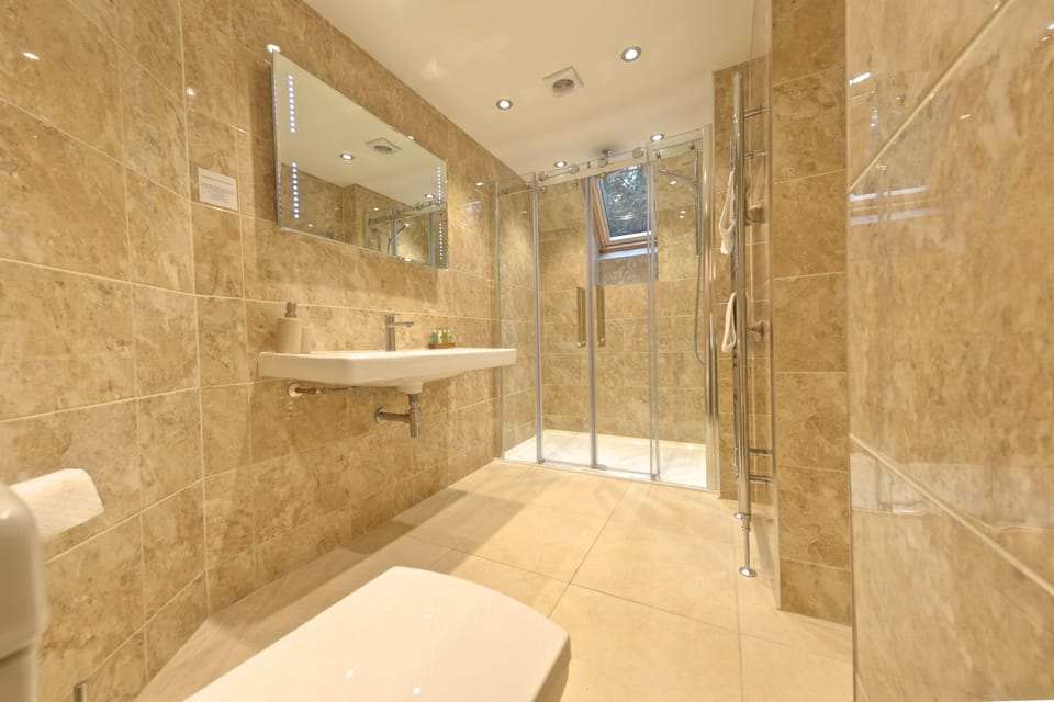 Superior King Room | Bathroom | Shower, free toiletries, bathrobes, towels