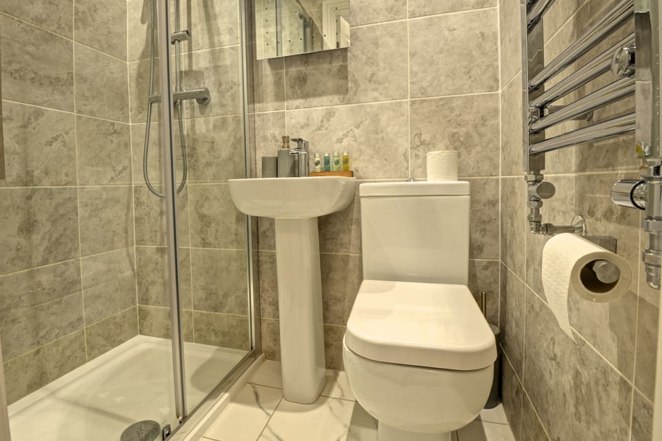 Deluxe Double Room | Bathroom | Shower, free toiletries, bathrobes, towels