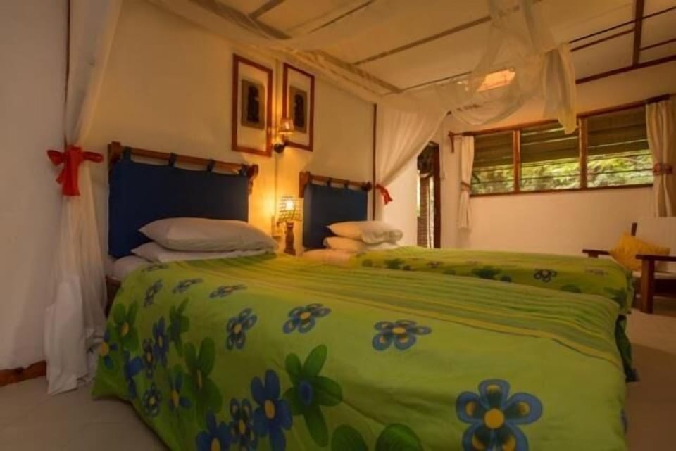In-room safe, bed sheets
