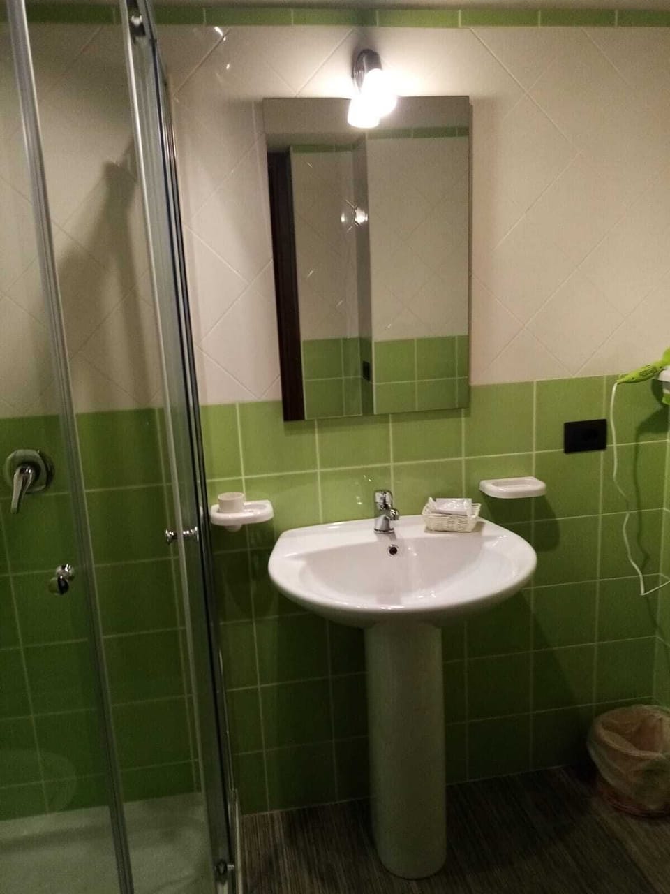 Basic Double Room | Bathroom | Shower, eco-friendly toiletries, hair dryer, bidet