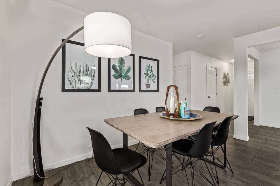 Dining area seating for 6 just off the kitchen and living room