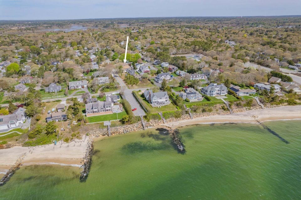 Aerial view of property to Grey Neck Beach