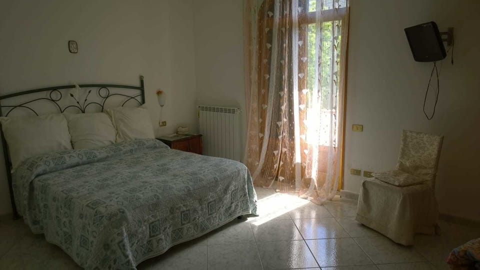 Double Room | Soundproofing, cribs/infant beds, free WiFi, bed sheets