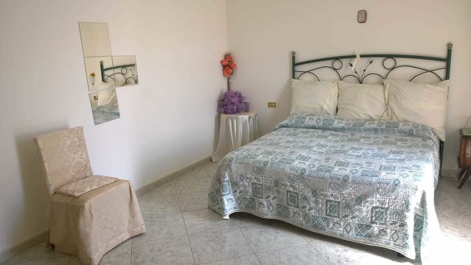 Double Room | Soundproofing, cribs/infant beds, free WiFi, bed sheets