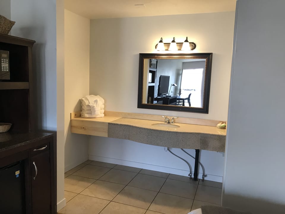 Hydromassage showerhead, free toiletries, hair dryer, towels