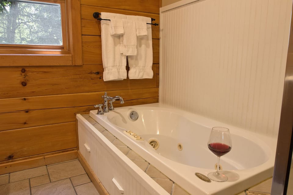 Deluxe Room, 1 King Bed, Jetted Tub, Garden View | Jetted tub